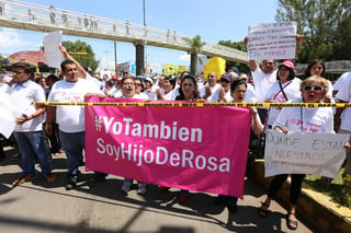 Amigos y egresados del albergue de Rosa Verduzco, 'Mamá Rosa', marchan en Zamora, Michoacán, en su apoyo. (EFE)