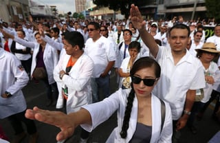 Se autorizaron 20 mil plazas para trabajadores en la Secretaría de Salud y 10 mil en el ISSSTE, lo cual entró en vigor a partir del 1 de julio pasado. (Archivo)