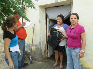 Entregan apoyos. Atención Ciudadana de Lerdo recorre comunidades para llevar hules que les ayuden ante el temporal de lluvias.