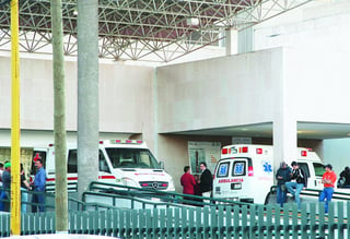 Lesionado. En una ambulancia de la Cruz Roja trasladaron al lesionado a la clínica del IMSS.