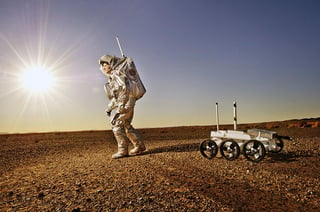 Durante un mes, astronautas y técnicos se involucraron un 'viaje y exploración en tiempo real a Marte' mediante un experimento realizado al pie de las dunas del desierto marroquí de Merzuga. (ARCHIVO)