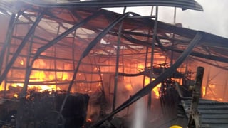 Incendio. Provocó que el techo de la fábrica se viniera abajo, afortunadamente no hubo personas heridas.