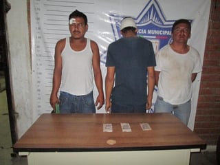 Los tres sujetos extorsionaron y amenazaron de muerte a la propietaria de una miscelánea ubicada en el ejido Urquizo, a quien despojaron de la cantidad de mil pesos.
