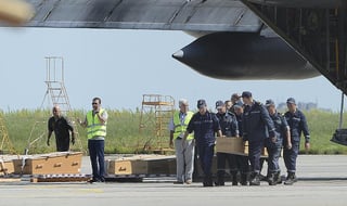 Los restos de las víctimas del avión de Malaysia Airlines deribado en Ucrania llegaron hoy a Holanda. (EFE) 