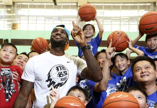 Actualmente Lebron James se encuentra realizando un tour por China junto con otras estrellas de la NBA que también están en Asia. LeBron James se disculpa con vecinos con pasteles 