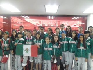 Integrantes de la delegación mexicana que participará en el mundial de cadetes de taekwondo que se realizará en Azerbaiyán. (Conade)