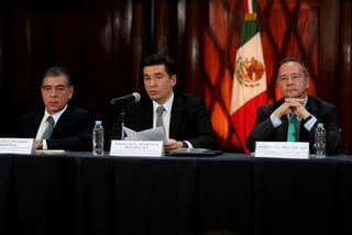 Plan.  El presidente de la Condusef, Mario Di Constanzo,(izq.) y el subsecretario de Hacienda, Fernando Aportela coordinarán el Buró. (ARCHIVO)
