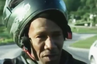 El motociclista choca segundos después de haber terminado la entrevista sobre, choques. (YouTube)