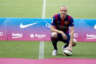 Jérémy Mathieu fue presentado oficialmente con el Barcelona en el Camp Nou. (EFE) 