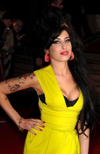A tres años de la muerte de Amy Winehouse, su padre explicó que habla con ella y siente su presencia todos los días. (Archivo)