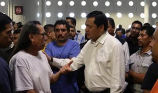 El titular de la Segob recibió a 135 migrantes mexicanos repatriados de Estados Unidos en la Terminal Dos del AICM.  (Twitter)