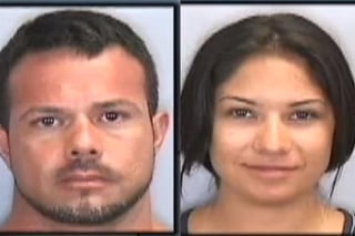 La pareja fue arrestada por los oficiales. (YouTube)