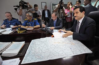 Avión. El ministro de Transporte de Argelia, Amar Ghoul (d), en una reunión de la unidad de crisis en el Aeropuerto de Argelia. (EFE)