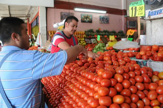 A la alza. De manera reciente, el precio del tomate saladette ha tenido un incremento de 150 por ciento. (ARCHIVO)