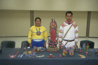 Huicholes. Artesanos provenientes de la Sierra Madre Occidental de Jalisco exhibieron sus obras de arte en el Centro de Convenciones. (EL SIGLO DE TORREÓN)