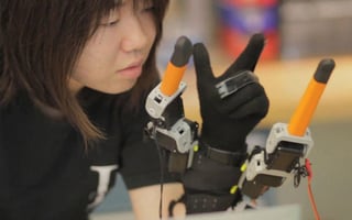 Este nuevo robot desarrollado por estudiantes del Instituto Tecnológico de Massachusetts (MIT), llamado '7 finger robot' tiene como objetivo facilitar la vida de las personas mayores o con alguna discapacidad física. (ESPECIAL)