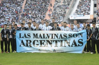 Varios jugadores se pararon detrás de una pancarta con el mensaje 'Las Malvinas son Argentinas' antes del partido del 7 de junio contra Eslovenia en La Plata. (Archivo)