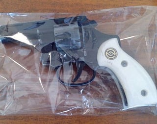 Robo. Esta pistola de fulminantes traían los menores que habían asaltado un minisúper.