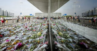 Recuerdo. Miles de flores adornaron el aeropuerto de Amsterdam en ofrenda a los holandeses muertos en el avión.