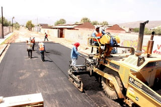Avanzan obras. Presentan un 80 por ciento de avance los trabajos de pavimentación en Ciudad Juárez municipio de Lerdo.