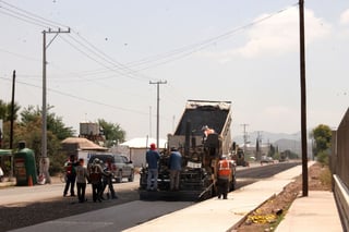 Avanzan obras. Pavimentan calles de Ciudad Juárez, Dgo en Lerdo para mejorar las condiciones de la comunidad.