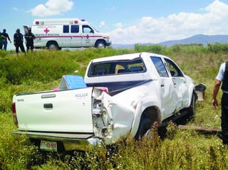 Apoyo. Paramédicos de la Cruz Roja de Canatlán atendieron a las lesionadas.