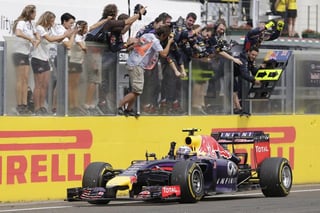 Daniel Ricciardo celebra con sus compañeros de equipo después de llevarse la bandera a cuadros en el Gran Premio de Hungría. Ricciardo gana GP de Hungría