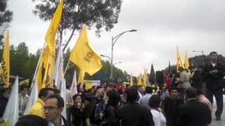 Los manifestantes llegaron portando banderas en color blancas y amarillas representativas del PRD. (Twitter) 
