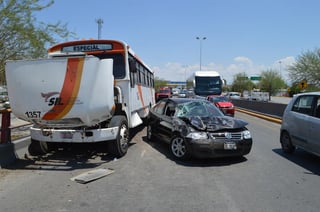 En el sitio un camión de pasajeros y un automóvil habían chocado a gran velocidad. (El Siglo de Torreón)