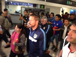 Diego Simeone llegó al Aeropuerto Internacional de la Ciudad de México. (Twitter)