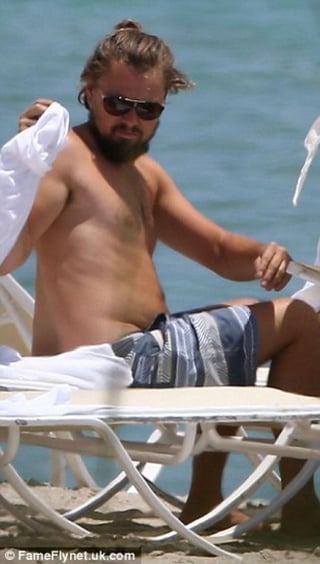 Leonardo DiCaprio, uno de los galanes de Hollywood, disfruta de sus vacaciones en Ibiza sin temor a mostrar su nueva figura, en la que sobresale su panza. 