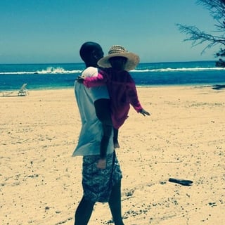
La artista publicó en su cuenta de Instagram una imagen en la que figuran JayZ y su niña en una playa. (Instagram) 