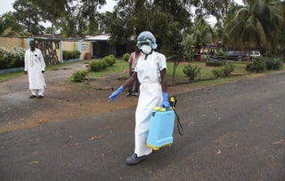 Desinfección.  Una enfermera esparce desinfectante en las inmediaciones del hospital de ELWA en Monrovia, Liberia. (EFE)