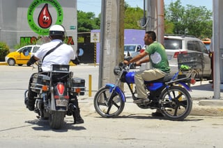 Sanciones. Cualquier motociclista que no porte su casco de protección será infraccionado en Torreón.