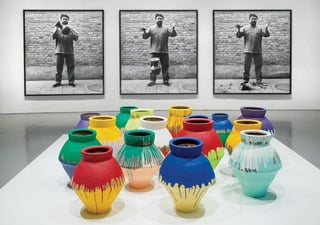 Dropping a Han Dynasty Urn, 1995-2009, y Colored Vases, 2007-2010.