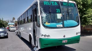 El autobús se estrello contra un carro-remolque al resistirse a asalto.