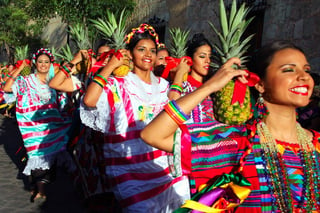 Comparten. La alegría de la fiesta que cada año reúne a miles de turistas en Oaxaca, llega a la región gracias al grupo Re Shiñ Gubisxh. 