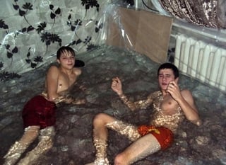 Los chicos colocaron un enorme pedazo de hule sobre toda su sala y después vaciaron cientos de litros de agua para nadar. (DAILYMAIL.CO.UK)