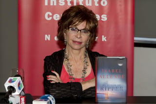 Considerada la escritora viva de lengua española más leída del mundo, la prolífica escritora, periodista y activista chilena, Isabel Allende, Premio Nacional de Literatura 2010, celebra hoy su cumpleaños 72. (ARCHIVO)