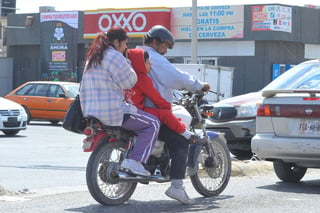 Faltas. Los conductores de motocicletas violan recurrentemente los reglamentos de tránsito al llevar pasajeros en un vehículo sin diseño para tales efectos.