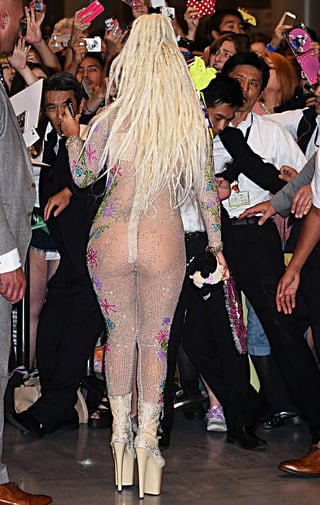 Lady Gaga apareció con un atuendo que llamó la atención de prensa y fanáticos, pero por lo transparente que era. (INTERNET)