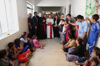Visita. Fernando Filoni, enviado especial del Vaticano visita un campo de refugiados cristianos y Yazidis en Irak en donde están siendo masacrados por miembros del estado islámico. (AP)