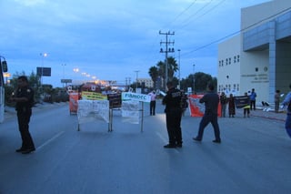 Bloqueo. Familiares de personas desaparecidas en Coahuila se manifestaron ayer a las afueras de la PGJE.