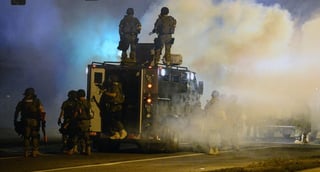 De nueva cuenta se registró el lanzamiento de bombas molotov en las protestas. (EFE) 