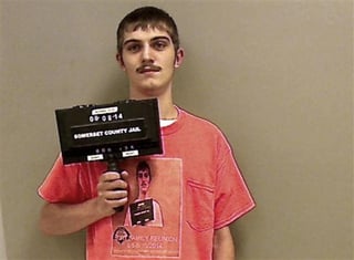 Bobby Burt, de 19 años, hizo imprimir la foto de prontuario que le tomaron al arrestarlo en junio. (AP)
