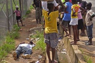 Muerte. Un hombre tirado en una calle de Liberia, la población presupone que falleció de ébola. (AP)