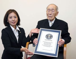 Momoi recibió un certificado de su récord en una breve ceremonia realizada en la residencia para mayores de Tokio. (AP)