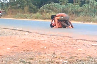 La extraña pelea entre los tres chicos fue captada en una carretera de Vietnam. (LIVELEAK)