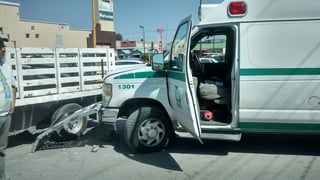 Choque. Una ambulancia ocasionó un accidente vial afuera del IMSS 16.