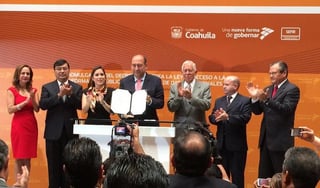 Rubén Moreira promulgó esta mañana la nueva Ley de Transparencia en Coahuila. (Twitter) 